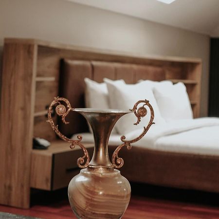 Residenza Monun Boutique Hotel Тирана Екстер'єр фото
