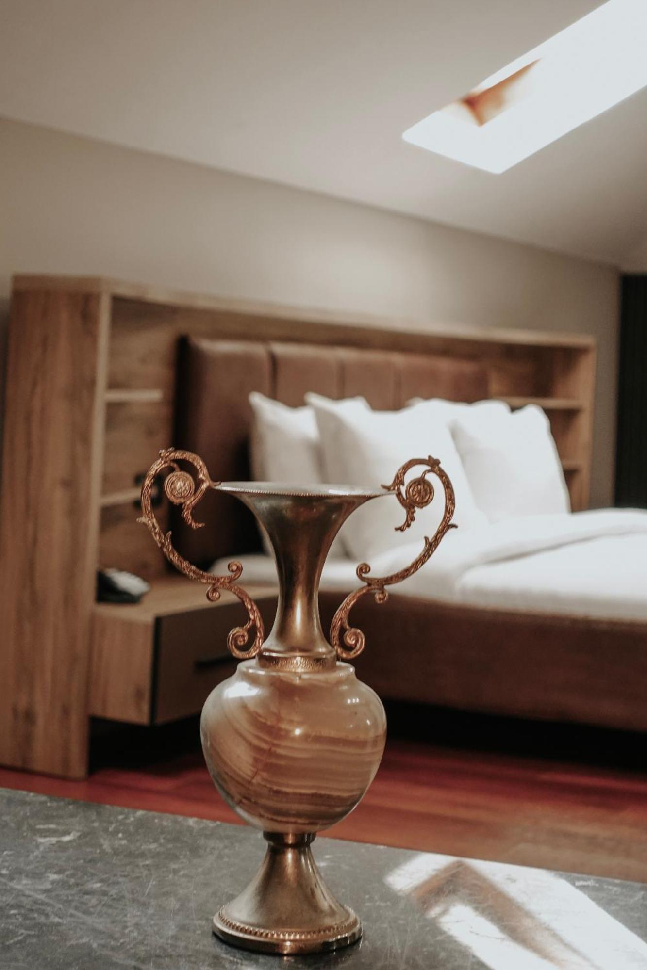 Residenza Monun Boutique Hotel Тирана Екстер'єр фото