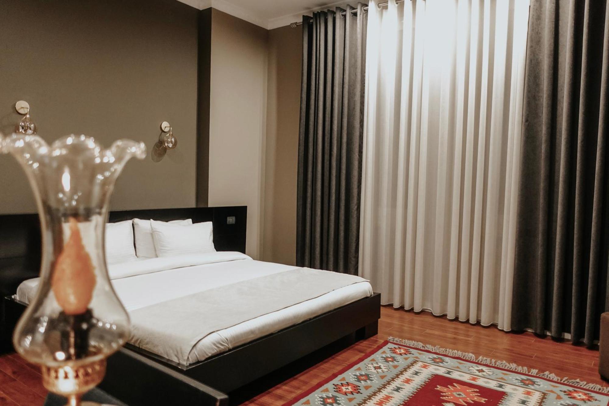 Residenza Monun Boutique Hotel Тирана Екстер'єр фото