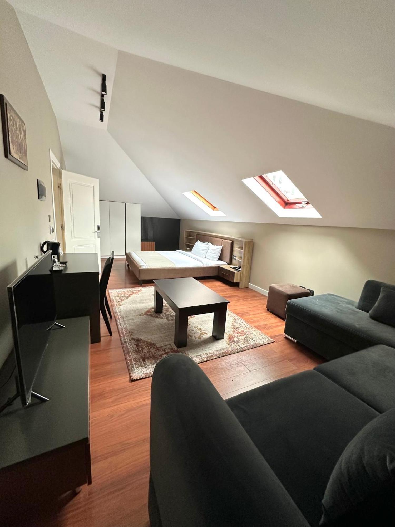 Residenza Monun Boutique Hotel Тирана Екстер'єр фото
