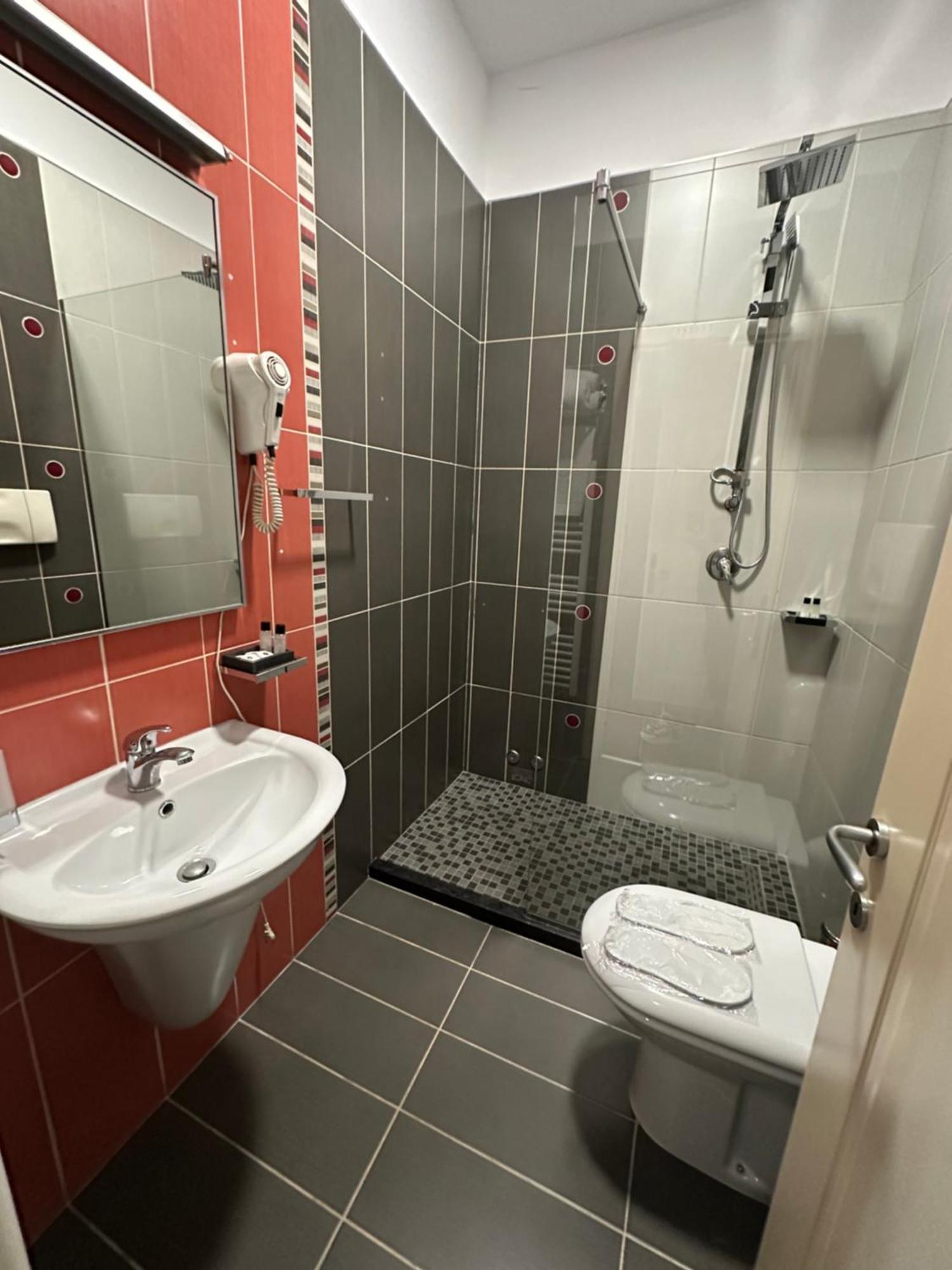 Residenza Monun Boutique Hotel Тирана Екстер'єр фото